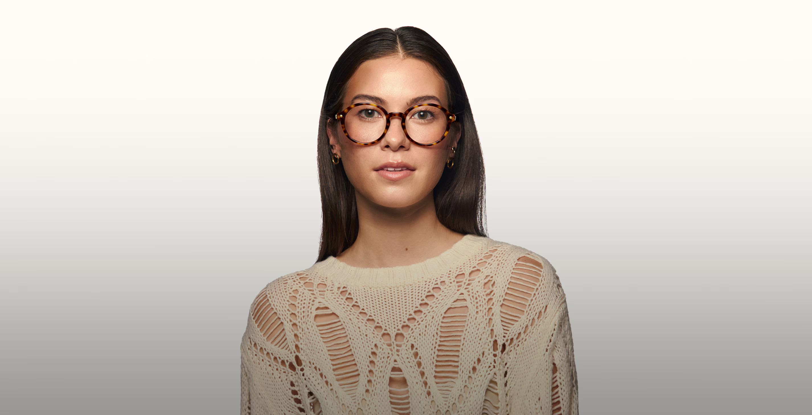 Fashionable glasses frame with distinctive look