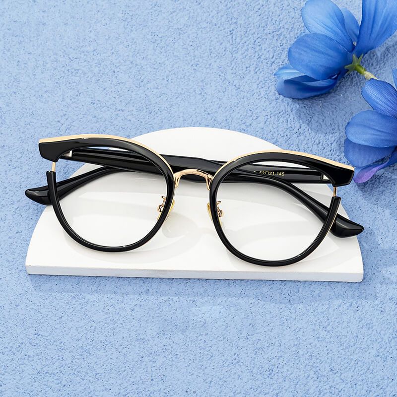 model wearing Retro - Black Round Glasses 1