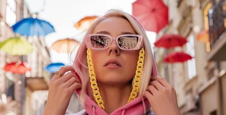 How to wear earrings with glasses?