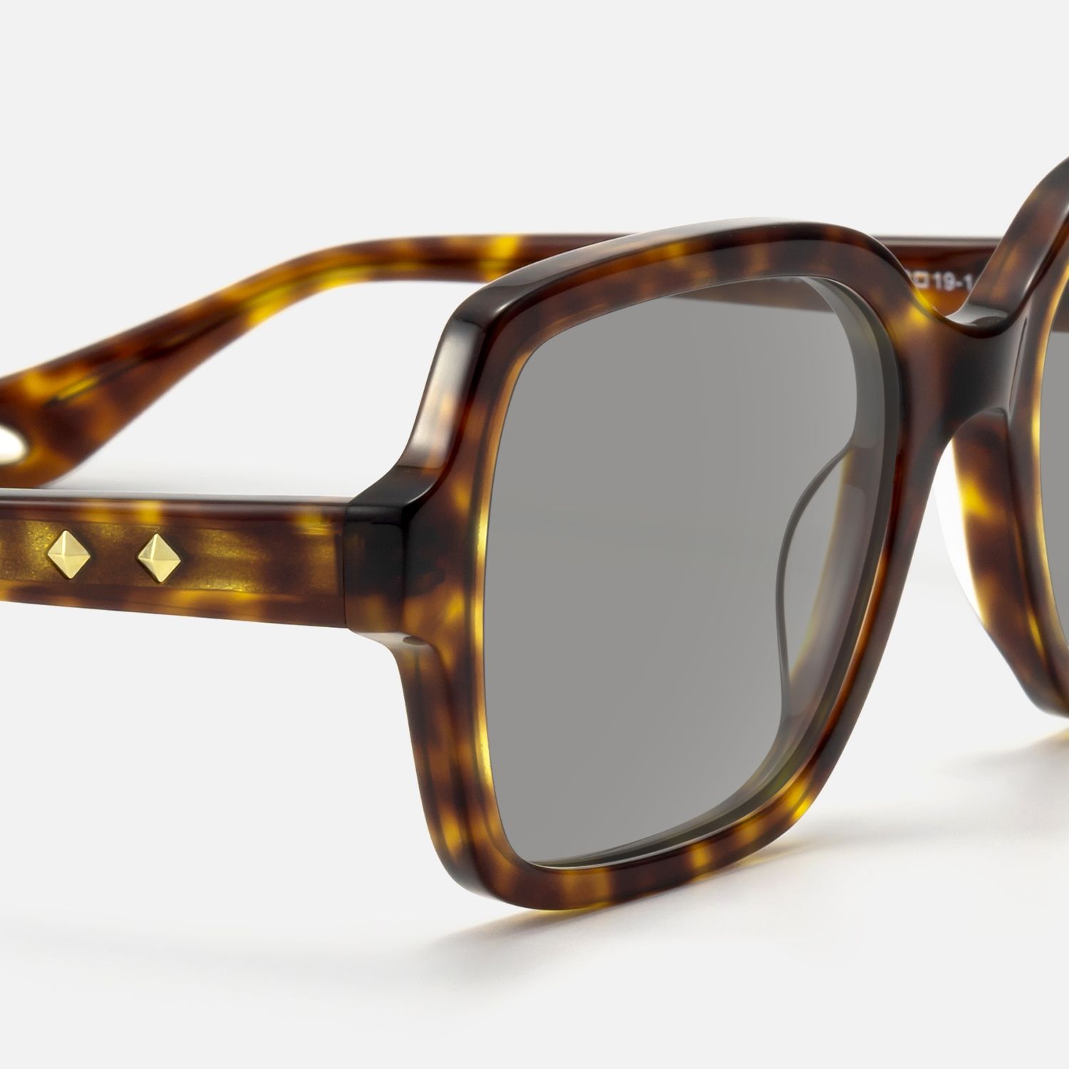 Meridian - Square Tortoise Acetate Sunglasses by Vooglam - Design Details