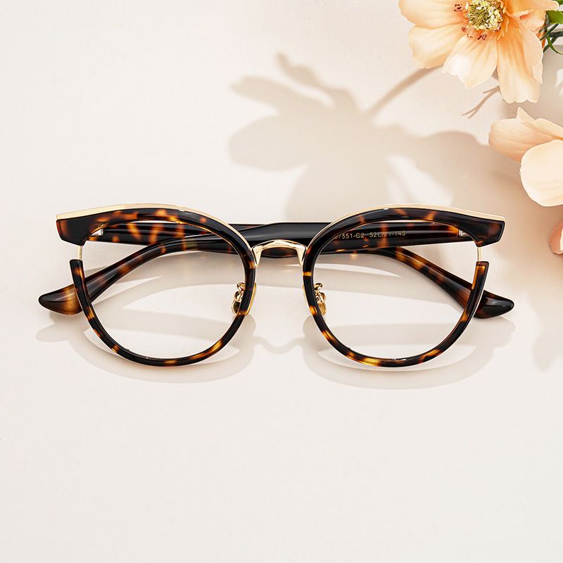 model wearing Retro - Tortoise Round Glasses 1