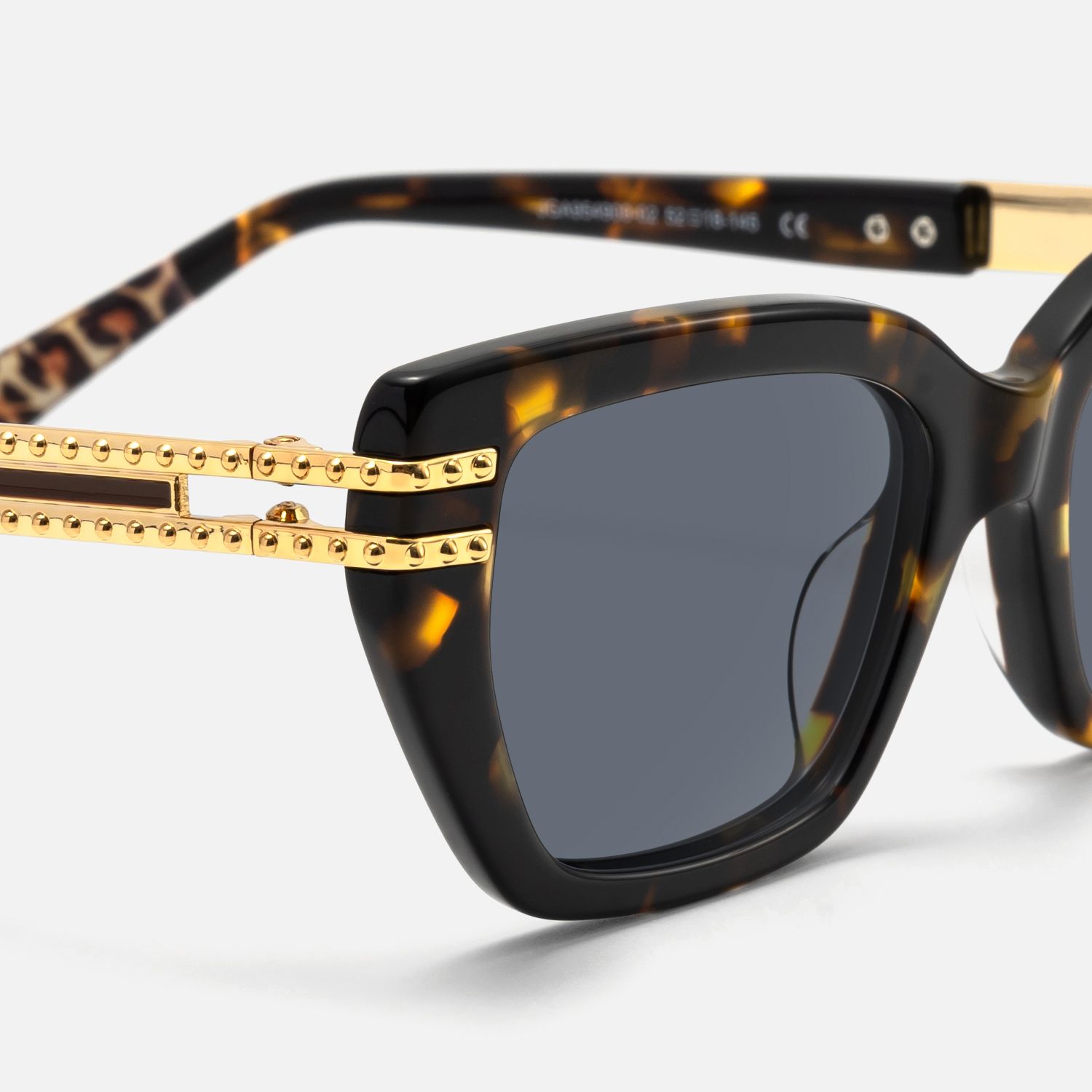 Nomad - Tortoise Cateye Sunglasses with Rivet by Vooglam - Design Details