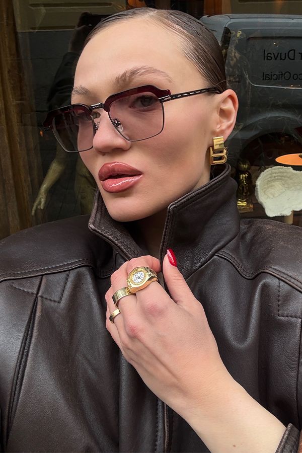 Vooglam Street Style in Real Life: @di.drobush wearing Archive - Brown Tint Razor Blade Sunglasses by Vooglam
