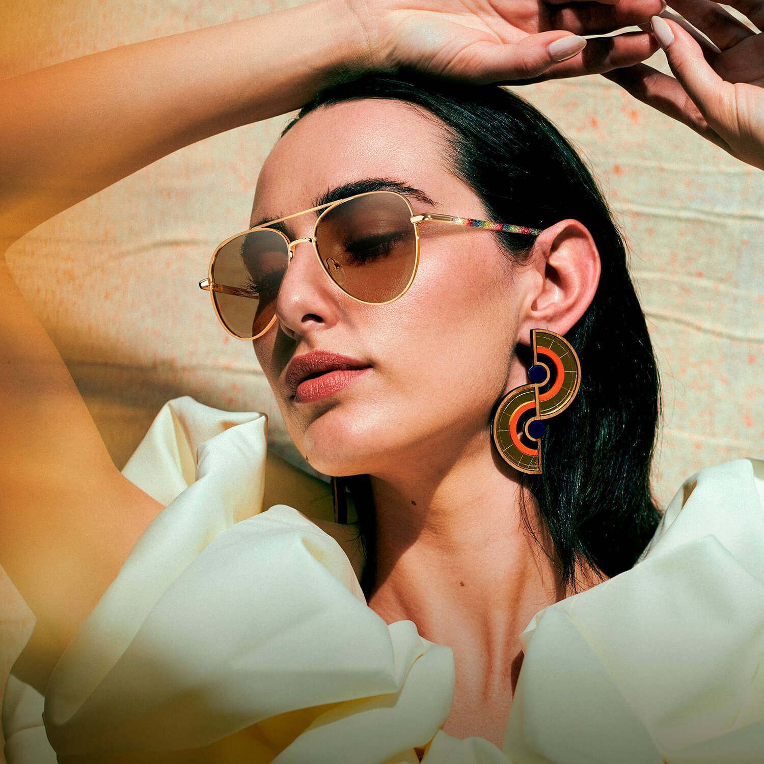 Joni - Aviator Gold Sunglasses by Vooglam - On Model